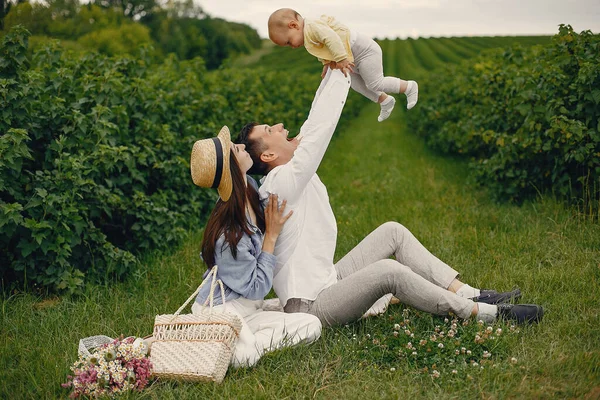 Nette Familie spielt in einem Sommerfeld — Stockfoto