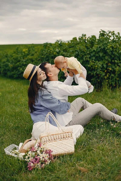 Nette Familie spielt in einem Sommerfeld — Stockfoto