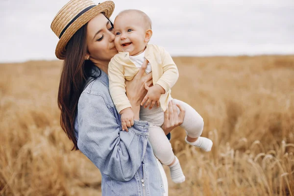 Mutter mit Tochter spielt auf einem Feld im Herbst — Stockfoto