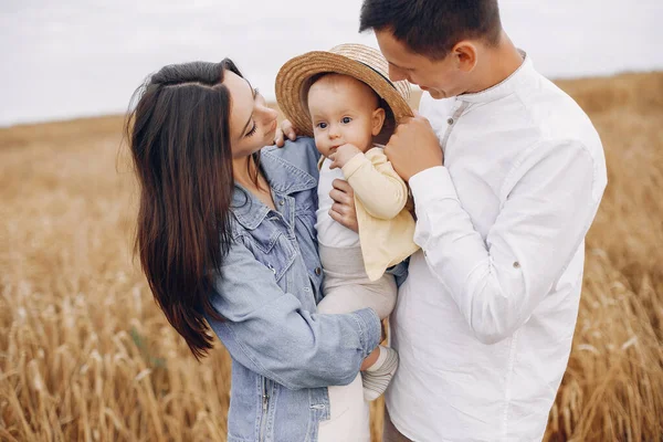 Famiglia carina che gioca in un campo autunnale — Foto Stock