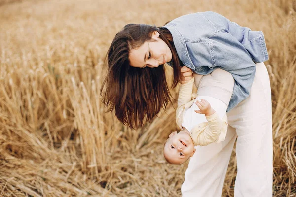 Mãe com filha brincando em um campo de outono — Fotografia de Stock
