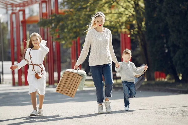 Mutter mit Kind mit Einkaufstasche in der Stadt — Stockfoto