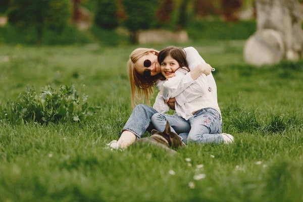 Elegáns anya lányával a nyári erdőben — Stock Fotó