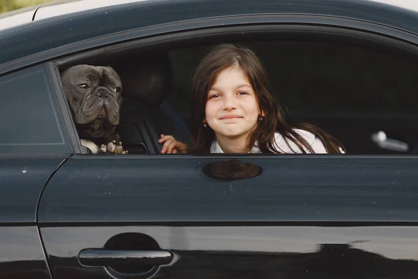 Portrait d'une petite fille avec son beau chien — Photo