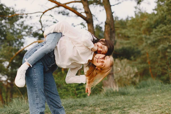 Elegante moeder met dochter in een zomerbos — Stockfoto