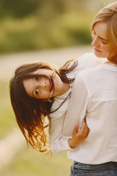 Elegant mamma med dotter i sommarskog — Stockfoto