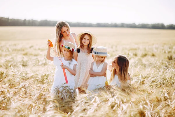 Mütter mit Töchtern spielen auf einem Feld im Herbst — Stockfoto