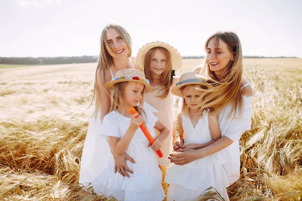 Moeders met dochters spelen in een herfstveld — Stockfoto