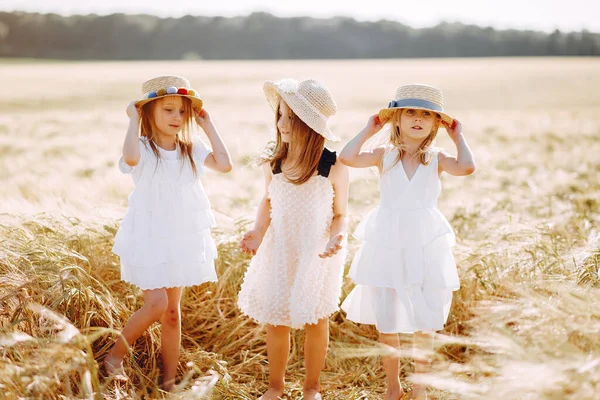 Schöne Mädchen haben Spaß in einem herbstlichen Feld — Stockfoto