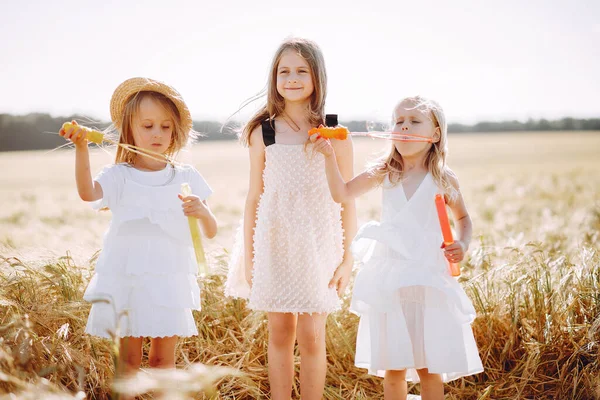 Schöne Mädchen haben Spaß in einem herbstlichen Feld — Stockfoto