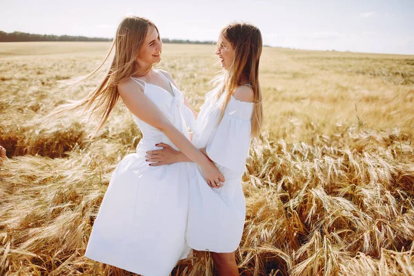 Meninas bonitas em um campo de outono — Fotografia de Stock