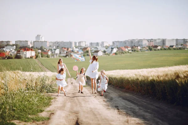 Matky s dcerami si hrají na podzimním poli — Stock fotografie