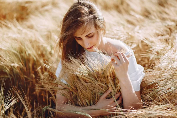 Hermosa chica en un campo de otoño — Foto de Stock