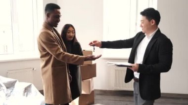 Yeni bir ev almak isteyen genç bir çift.