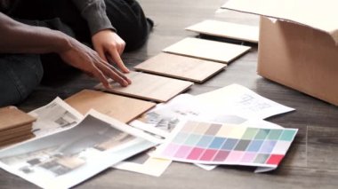 Yeni daire için tasarım seçen çeşitli çiftler