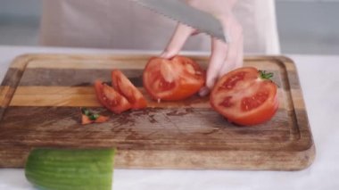 Evdeki mutfakta birlikte yemek pişiren mutlu Asyalı genç çiftin portresi.