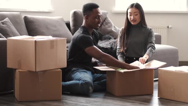 Pár vybalovacích krabic v jejich novém domově — Stock video