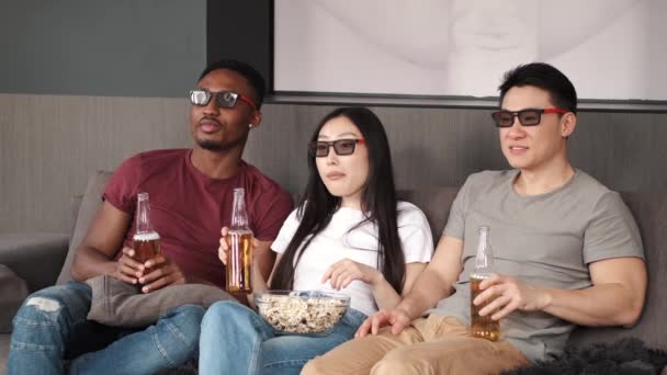 Amigos bebendo cerveja e assistindo filme em casa — Vídeo de Stock