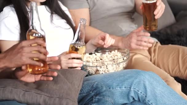 Vrienden die thuis bier drinken en films kijken — Stockvideo