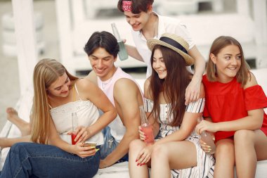 Arkadaşlar sahilde içkiyle eğlenir.