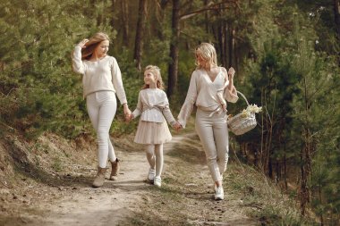 Yaz ormanında çocuklu zarif bir anne.