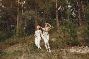 Kızıyla birlikte yaz ormanında zarif bir anne.