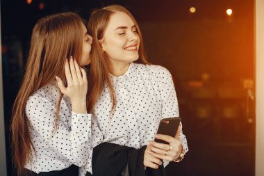 Telefonu olan ikizler