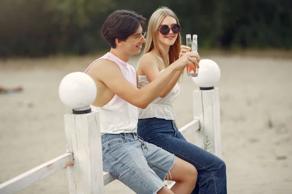 Casal se divertir em uma praia com bebidas — Fotografia de Stock