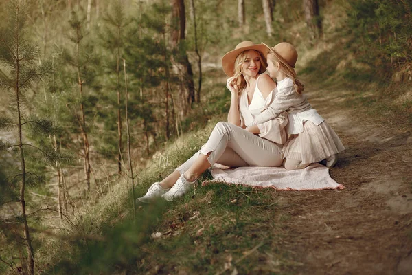 Elegantní matka s dcerou v letním lese — Stock fotografie