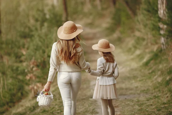 Elegante Mutter mit Tochter im Sommerwald — Stockfoto