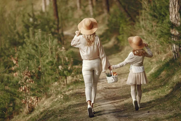 Elegante Mutter mit Tochter im Sommerwald — Stockfoto