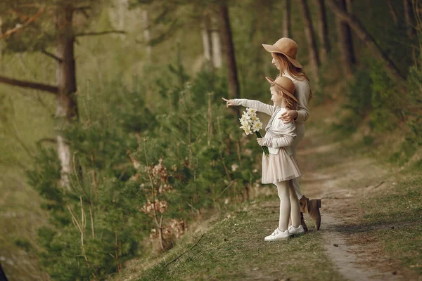 Elegante madre con hija en un bosque de verano — Foto de Stock