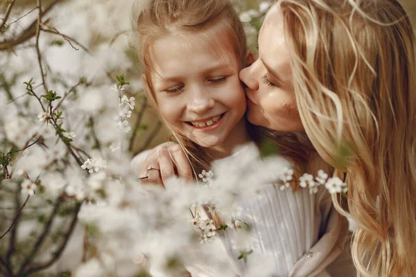 Elegante madre con hija en un bosque de verano — Foto de Stock