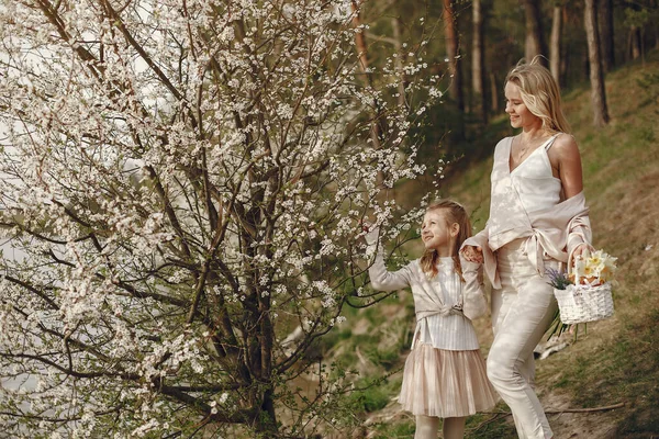 Anne ve kızı yaz ormanında — Stok fotoğraf