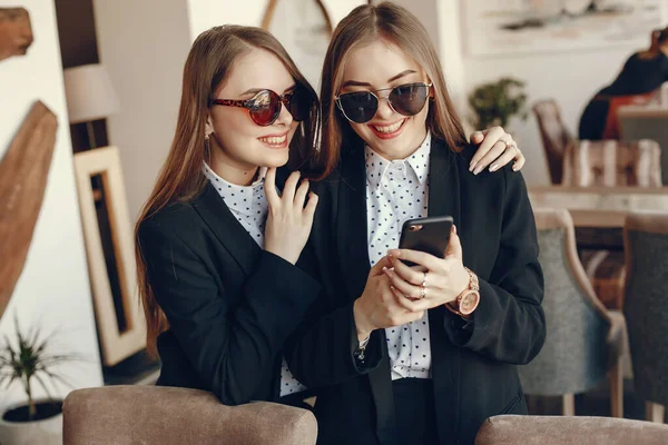 Zwillinge mit Telefon — Stockfoto