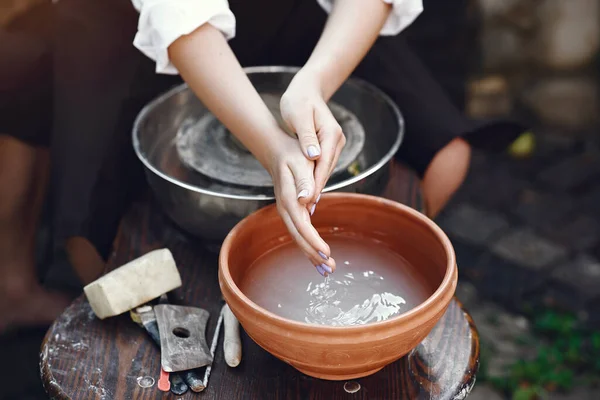 Mensen maken een vaze van een klei op een pottenbakkersmachine — Stockfoto