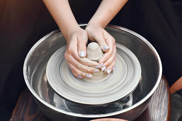 Människor som gör en vaze från en lera på en keramikmaskin — Stockfoto
