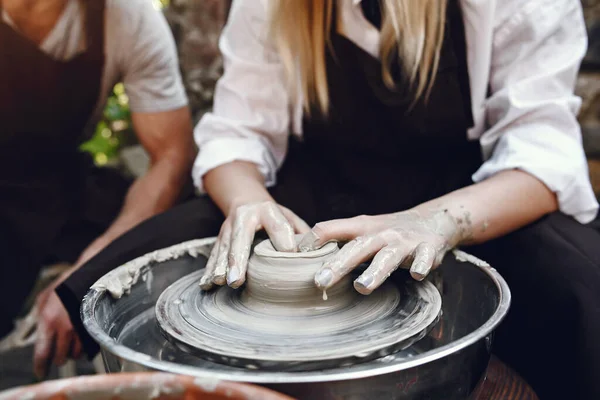 Люди делают вазу из глины на гончарной машине — стоковое фото