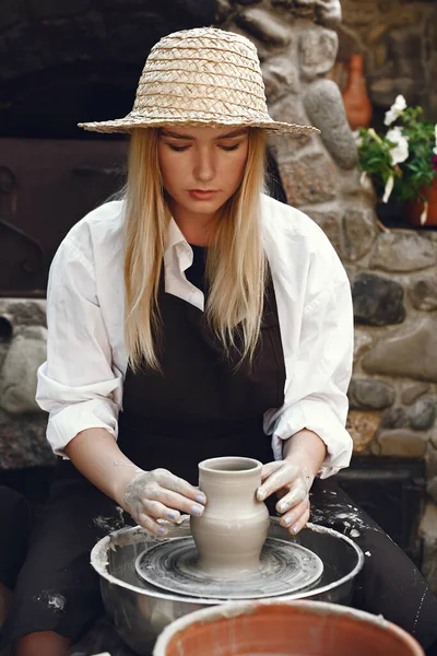 Люди делают вазу из глины на гончарной машине — стоковое фото