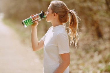 Yaz ormanında spor kızı eğitimi.