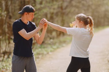 Yaz ormanlarında spor çiftleri eğitimi.