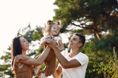 Sonbahar tarlasında oynayan sevimli bir aile.