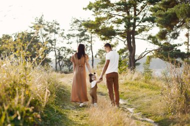 Sonbahar tarlasında oynayan sevimli bir aile.