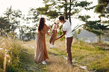 Sonbahar tarlasında oynayan sevimli bir aile.