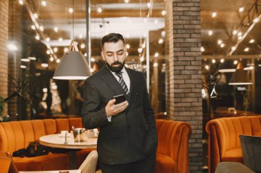 Siyah takım elbiseli şık bir işadamı.