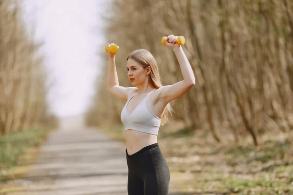 Treinamento de meninas de esportes em uma floresta de verão — Fotografia de Stock