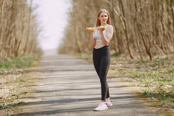 Sportovní dívka školení v letním lese — Stock fotografie