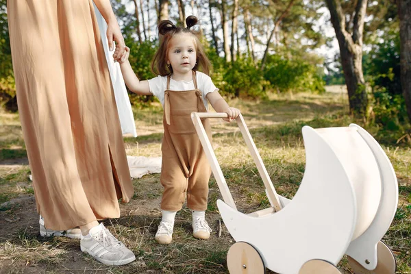 Mãe com filhinha brincando em um campo de verão — Fotografia de Stock