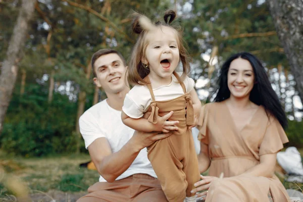 Família bonito jogando em um campo de outono — Fotografia de Stock