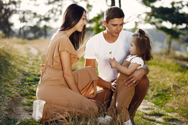 Симпатичная семья играет на осеннем поле — стоковое фото